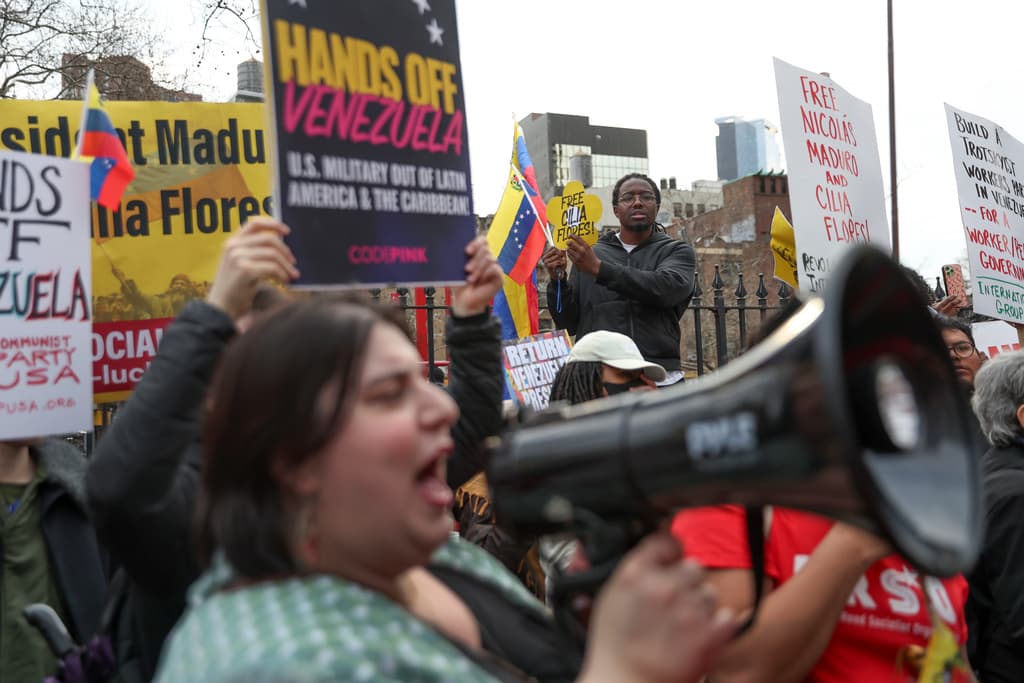 Mayormente en inglés, los manifestantes alertaban a las personas a su alrededor sobre las presuntas mentiras que se dicen sobre el exdirigente de Venezuela. Indicaban que es falso que Nicolás Maduro, de 63 años, se hubiese robado las elecciones.