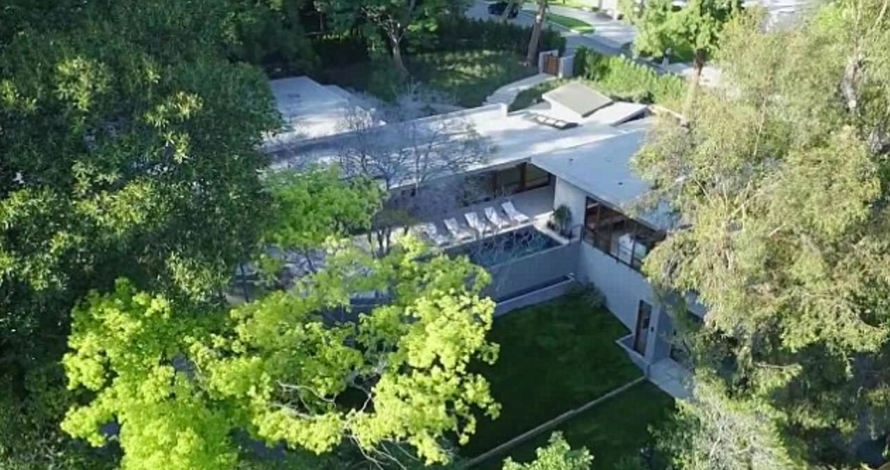 Tiene espacio para nueve coches.