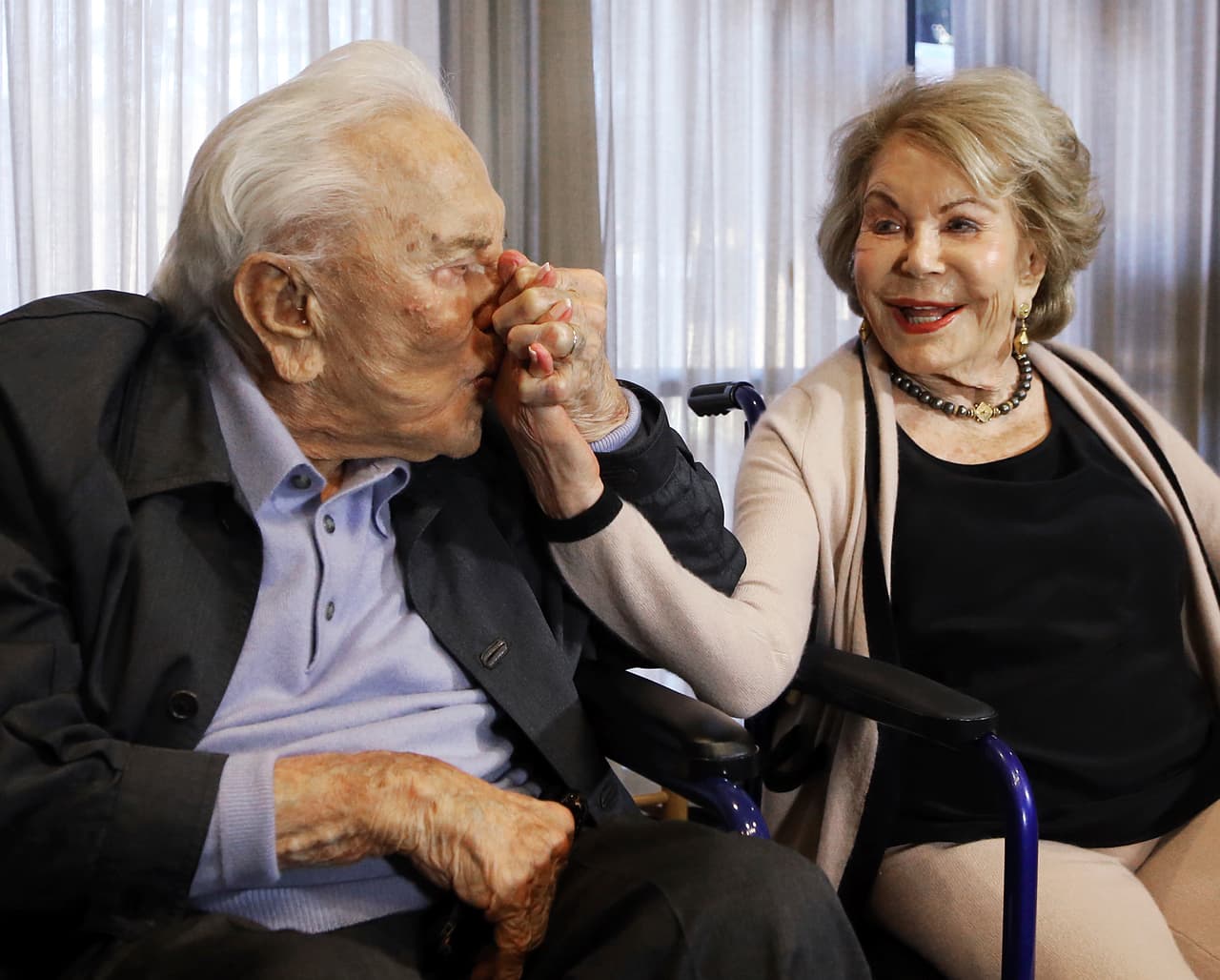 En 2017 Kirk Douglas tuvo una gran fiesta celebrando su cumpleaños número 100. Aquí se le ve junto a Anne Buydens, su esposa, con la que pasó más de 60 años de su vida.