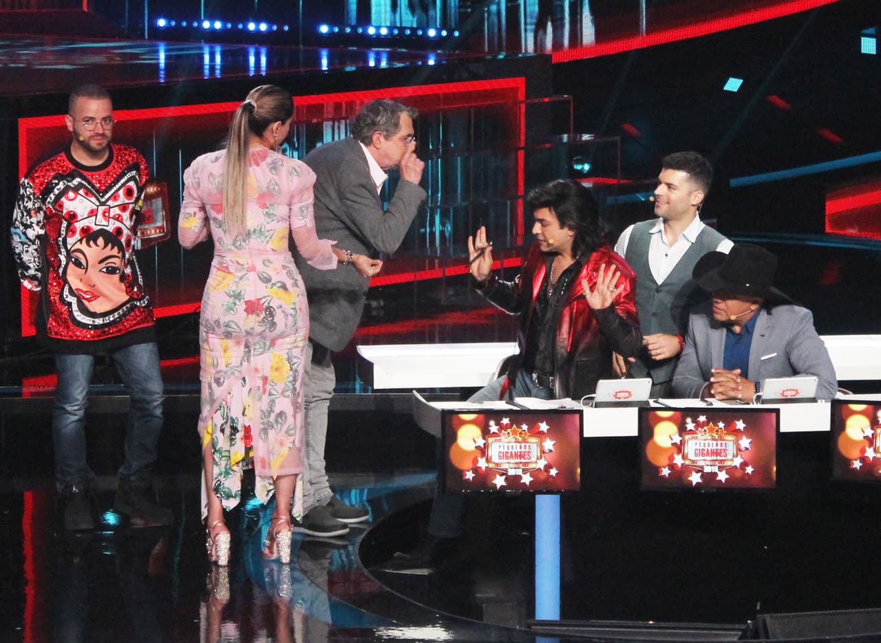 Ese 'algo' fue un musical donde interpretó 
<b><a href="https://www.univision.com/shows/pequenos-gigantes/la-otra-faceta-de-albertano-no-solo-actua-sino-que-canta-y-hasta-le-salio-competencia-a-luis-fonsi">siete versiones</a> </b>diferentes del mega hit de Luis Fonsi, 'Despacito'.