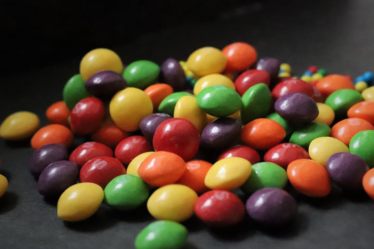 Qué es el dióxido de titanio, la "sustancia tóxica" por la que están demandando a los caramelos Skittles