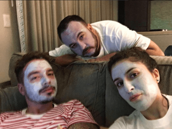 Este sí es uno de los disfraces actuales de J Balvin, quien escribió en esta foto: "La familia Adams" y sí se parecen.