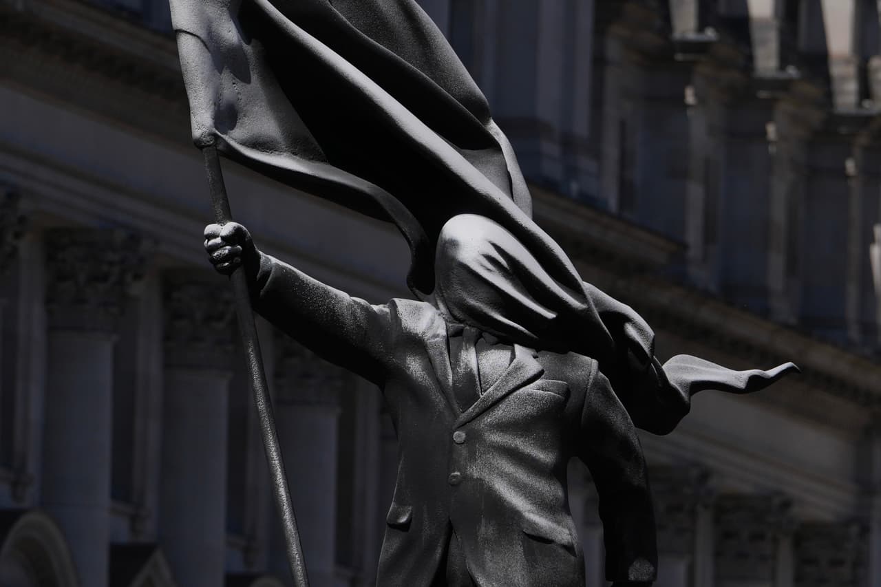 Banksy sorprende a Londres con una misteriosa estatua que cuestiona el 'patriotismo ciego'