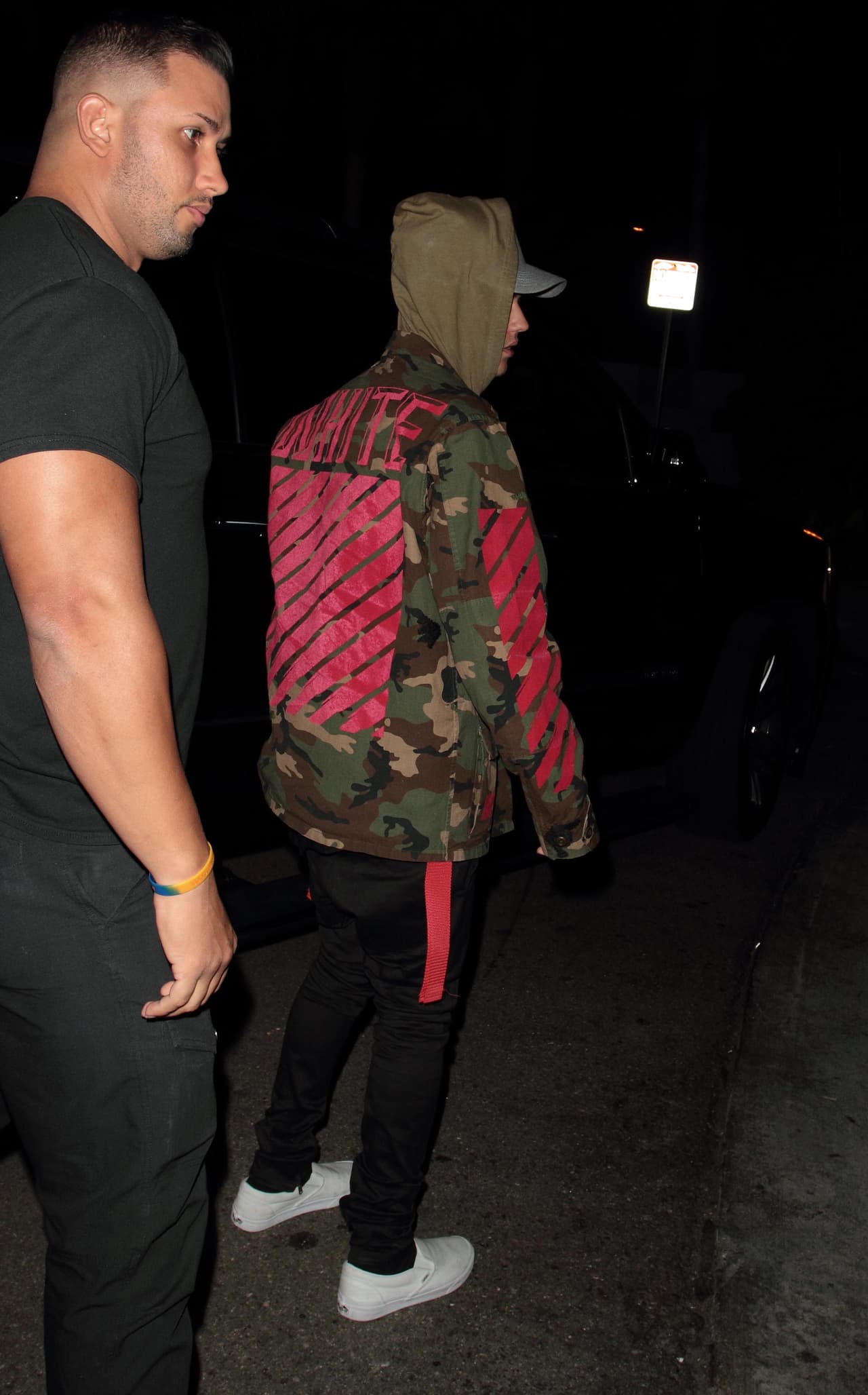 Justin caminó tan rápido que pudo dar la espalda a las cámaras.