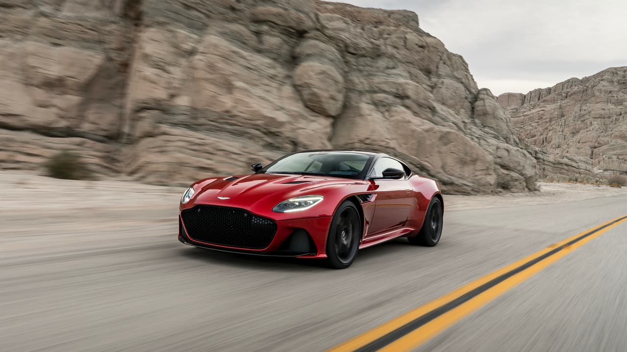 Aunque en el Aston Martin DBS Superleggera evolucionan los conceptos aerodinámicos desarrollados para el DB11, el modelo cuenta con sus trucos propios nacidos de la Fórmula Uno como el difusor de aire doble. El DBS Superleggera genera 397 lbs (180kg) de carga aerodinámica a velocidad máxima, la mayor en cualquier vehículo Aston Martin de producción. Con la modestia que los caracteriza, Aston Martin recalca que la mejoría fue lograda sin afectar el coeficiente de resistencia aerodinámica. 
<br>