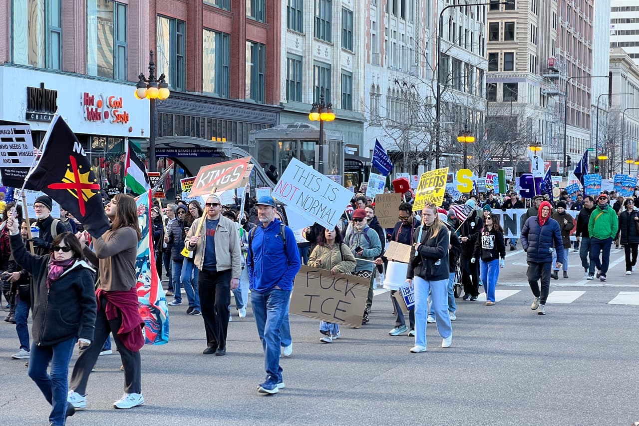 Los manifestantes recorrieron las calles de Chicago recordando que la voz del pueblo debe ser escuchada.