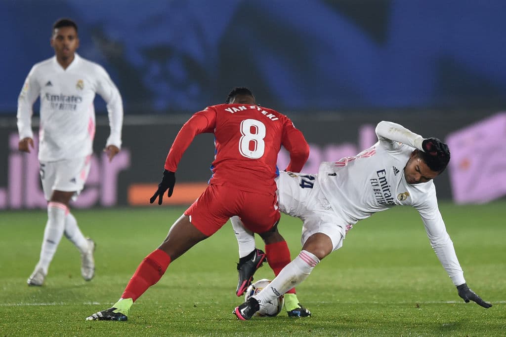 Casemiro (57’) marcó el primero y Benzema (90+3’) selló el triunfo en el último suspiro del cotejo. Los merengues llegaron a 32 unidades empatando a los del ‘Cholo’. Real Madrid cerrará el año enfrentando al Elche.