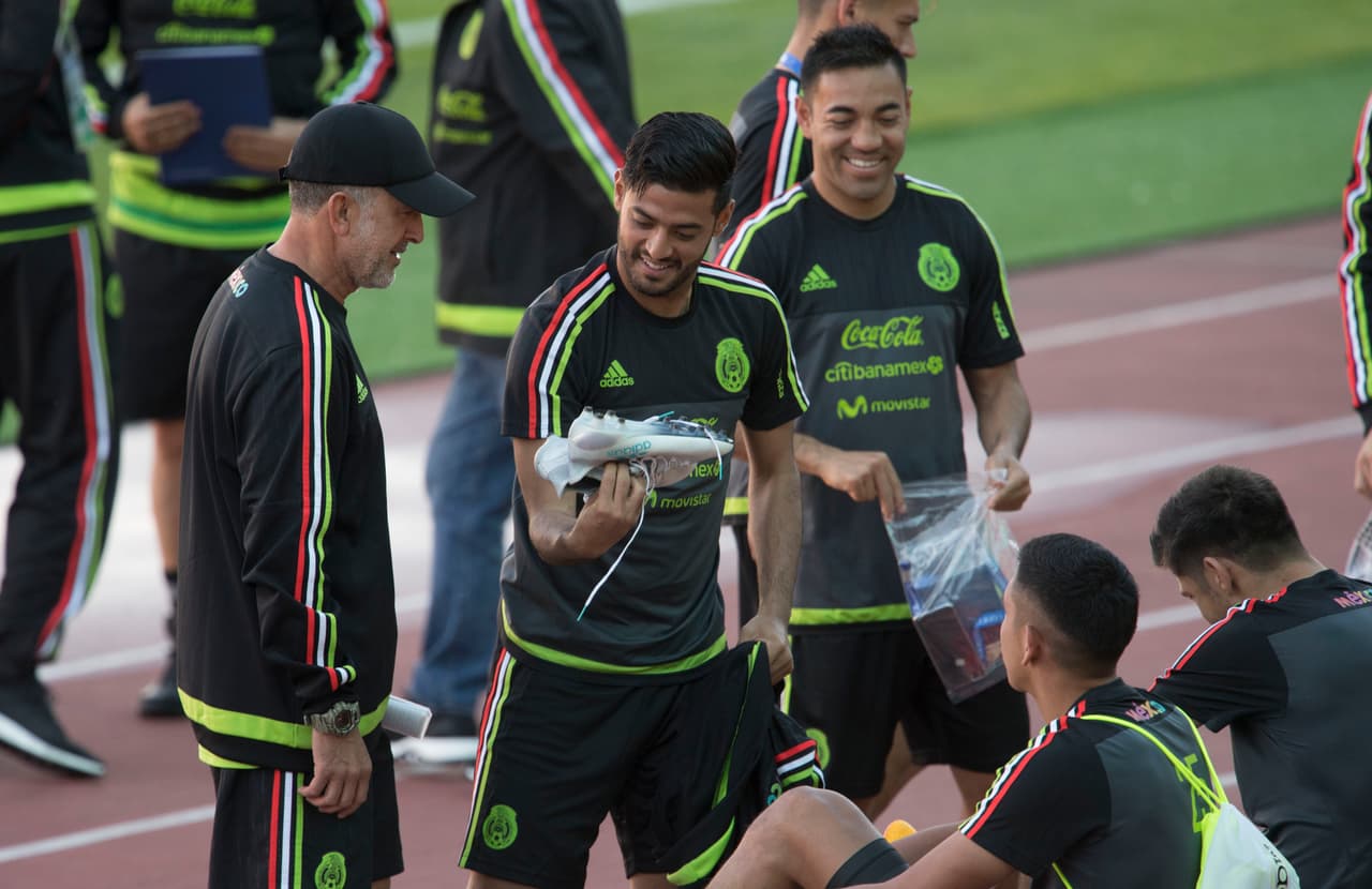 Dicho mérito derivó en su convocatoria a la siguiente eliminatoria mundialista en el grupo dirigido por Juan Carlos Osorio.