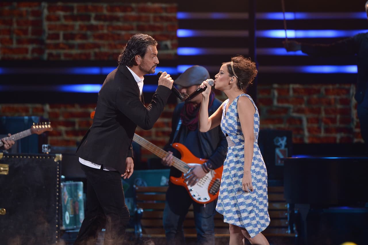 Ricardo Arjona y Gaby Moreno
<br>Año: 2015
<br>Ese año Arjona fue honrado con el Premio a la Excelencia. Interpretó 'Puente' y 'Fuiste tú'.