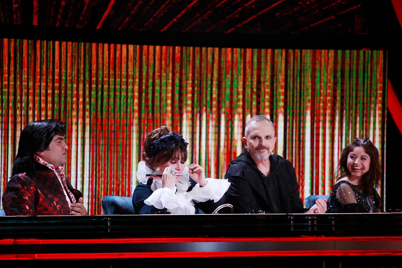 Entre risa y risa, Verónica saca su peine para arreglar su pelo.