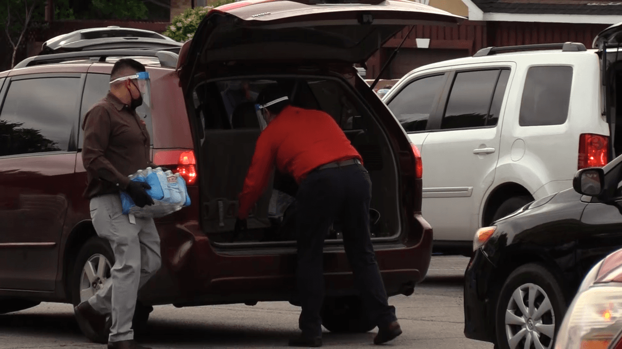 Las familias recibieron agua y víveres