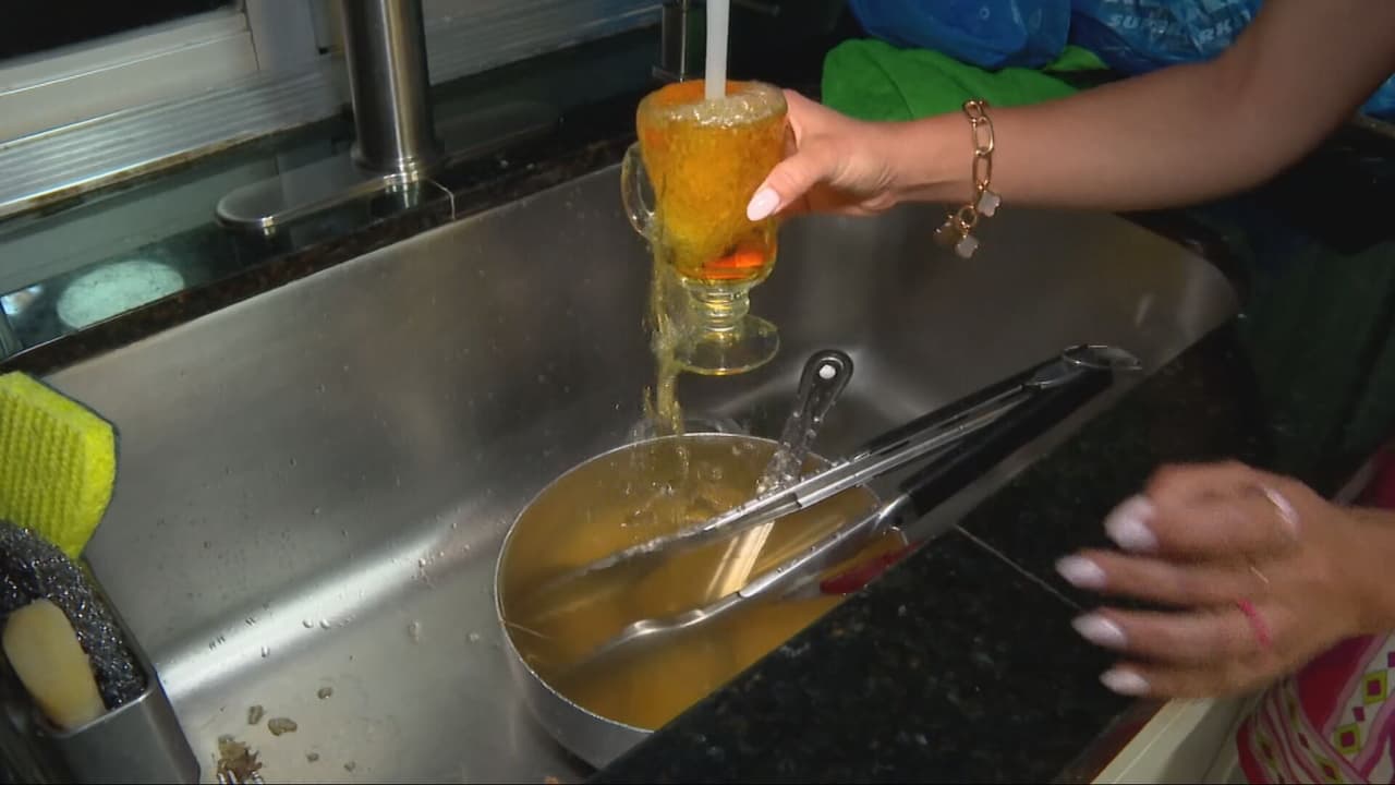 Residentes de Hialeah y Miramar denuncian que el agua de su grifos está saliendo sucia