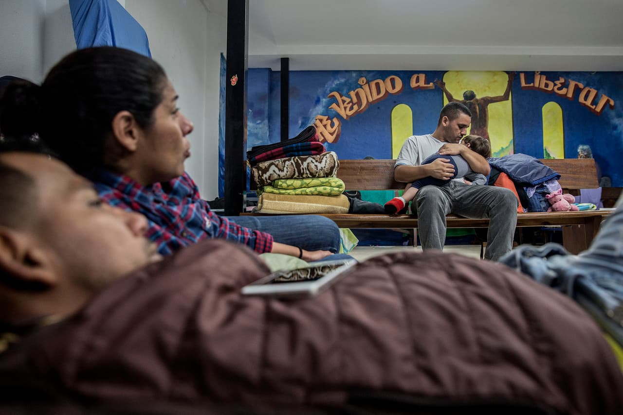 In two weeks, about 100 people were received at the church from countries such as Nicaragua, El Salvador, Venezuela, Colombia and even Georgia. In this photo, Venezuelan families inside the church.