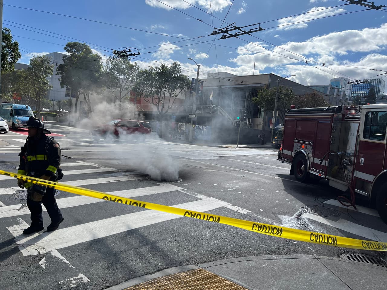 Incendio en bóveda subterránea moviliza a bomberos en San Francisco