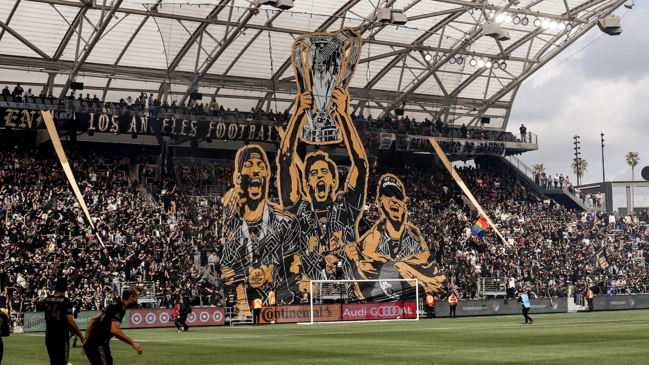 Carlos Vela luce en tifo del LAFC y recibe anillo de campeón de la MLS