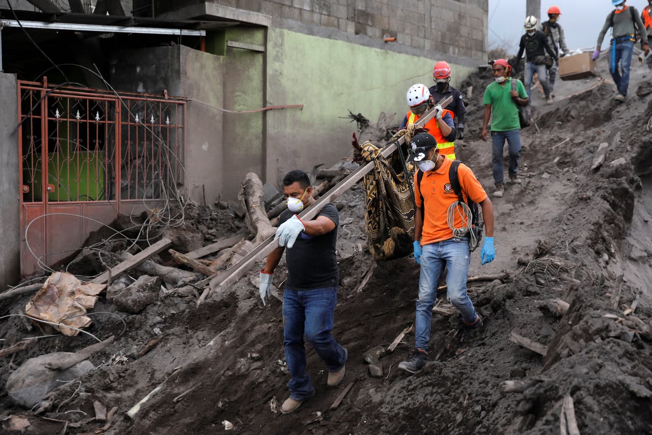 Familiares de desaparecidos se unirán a la búsqueda en la zona de desastre del volcán de Fuego