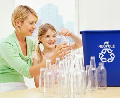 9. Reduce tu consumo de plásticosPrueba a cambiar las bolsas plásticas por bolsas de tela reutilizables, compra utensilios de otro material. Según la American Chemistry Council, los plásticos terminan en montañas de basura y en los océanos cada día. Si los reciclas, puedes darles una segunda vida como alfombras, ropa, muebles y hasta playgrounds.