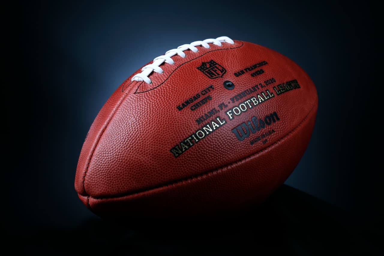 Se fabrican un total de 216 balones en específico para el Super Bowl cada año y se le entregan 108 a cada equipo. Cada ovoide se corta, estampa, cose, ata, infla y moldea antes de embarcarse.