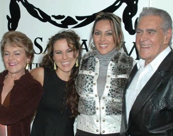 Su familia está compuesta por Doña Kate, Kate (la hija menor), Verónica (la mayor) y Don Eric.