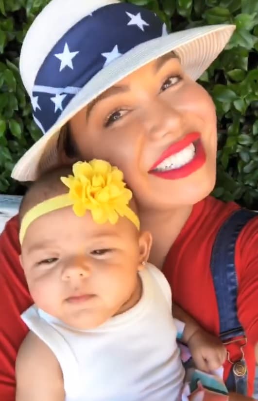 Chiquis Rivera también tuvo invitados para celebrar el Día de la Independecia, así que compartió aglunos videos y fotos en su cuenta de Instagram. Aquí en una tierna imagen junto a su pequeña sobrina.