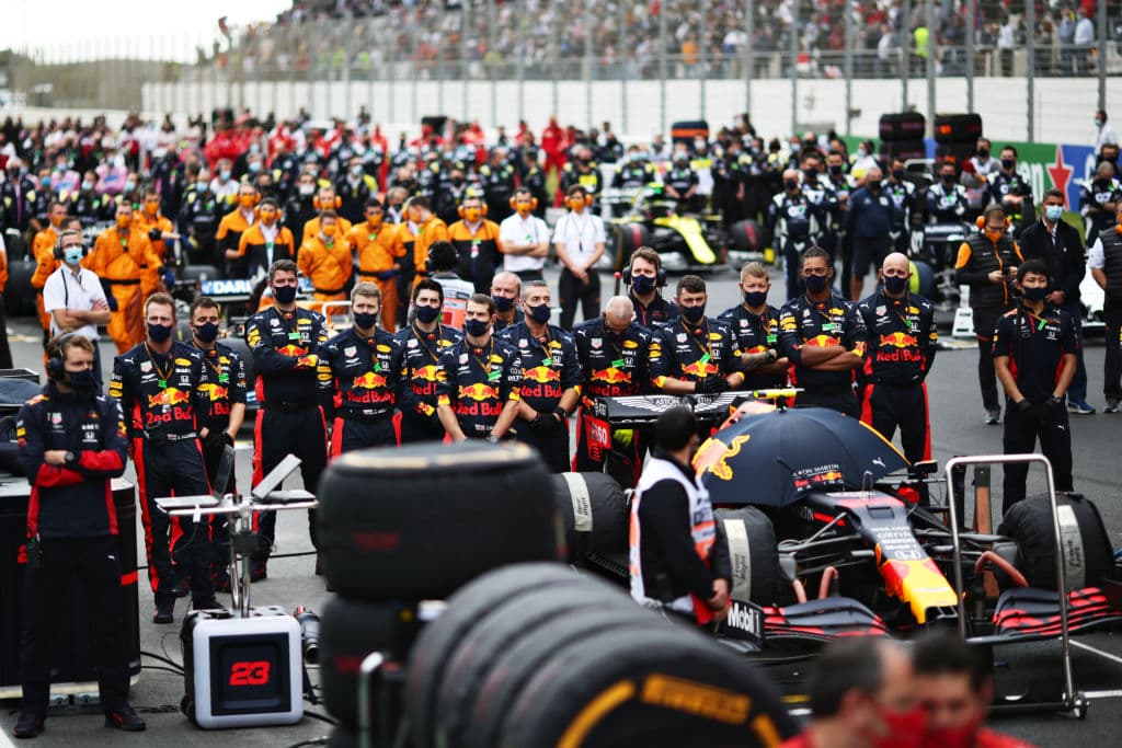 Lewis Hamilton lo hace de nuevo y rompe récord mundial con 92 carreras ganadas en la Formula 1. Se le unen al podio Valtieri Bottas y Max Verstappen. Muy buenas carreras de Charles Leclerc y del mexicano Sergio Pérez, pero la lluvia fue factor importante en este Gran Premio de Portugal.