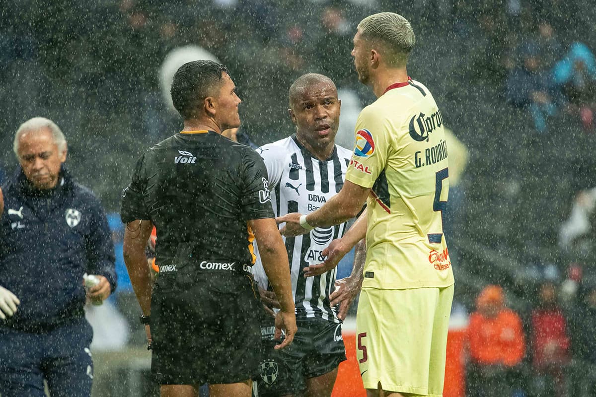 Los jugadores de Monterrey y América hablaron con el árbitro Fernando Guerrero durante varios tramos del partido.