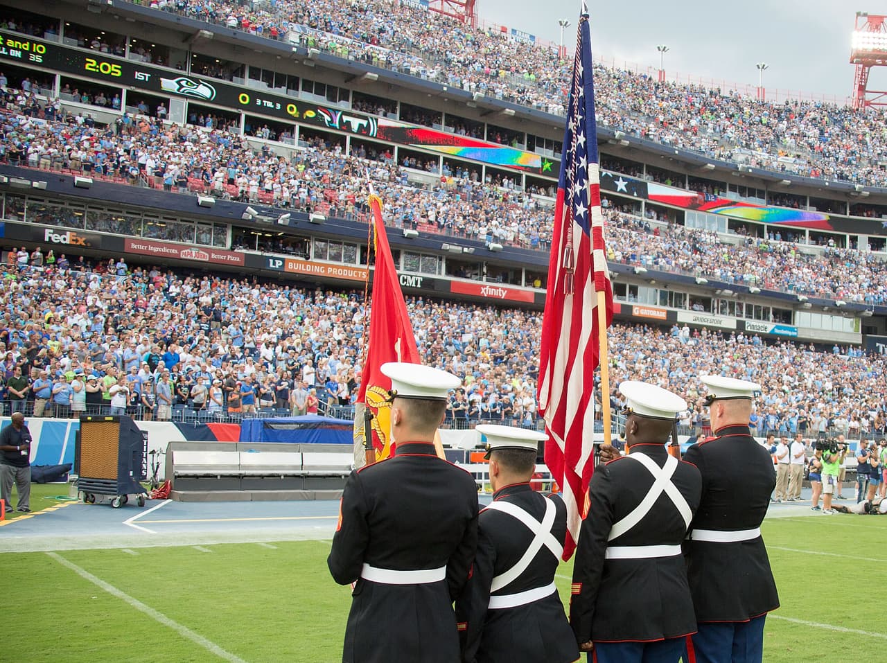 En el juego entre los Seattle Seahwaks y los Tennessee Titans los jugadores, con el cuerpo técnico, no saltaron al campo para el himno. Las bancas estuvieron vacías mientras sobana el himno de los Estados Unidos en el Nissan Stadium.