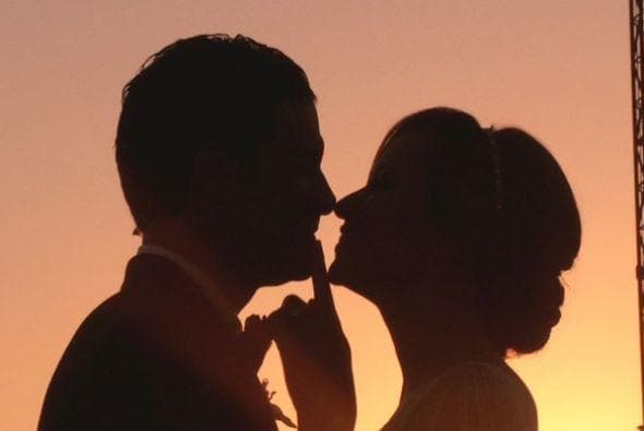 El aterdecer fue el fondo perfecto para que Satcha y Aaron se dieran el primer beso como esposos ante la sociedad.