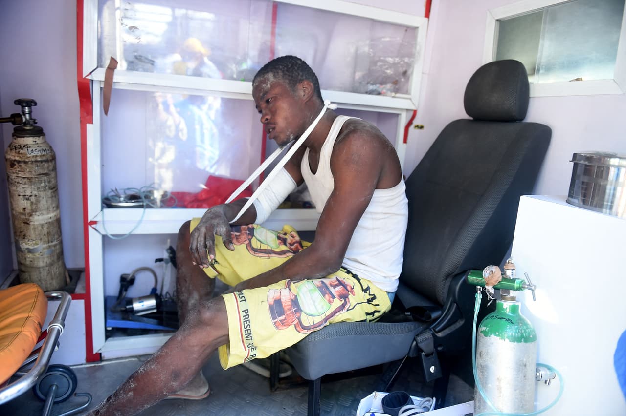 Un trabajador herido en el derrumbe. Cuando el vicegobernador de Lagos llegó al sitio fue recibido por una multitud que responsabilizaba a las autoridades por la tardanza de los equipos de rescate para comenzar a llegar.
<br>
<br>“Durante las últimas dos horas desde que colapsó el edificio, nadie vino”, le gritó al funcionario uno de los trabajadores enojados.
<br>