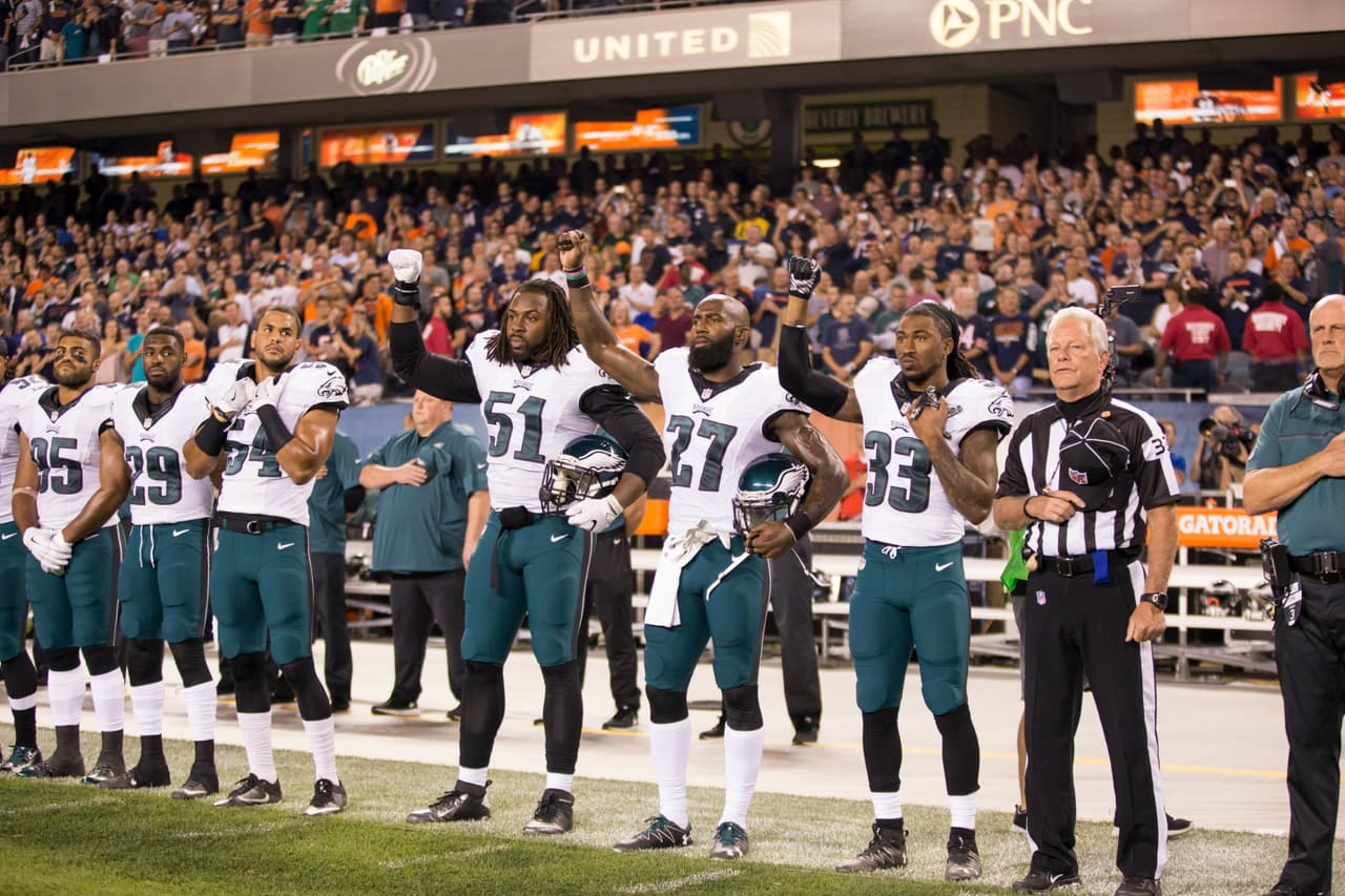 Algunos jugadores de los Eagles emularon el saludo "Black Power" como los hicieran Tommie Smith y John Carlos, en los Juegos Olímpicos de México 1968, al recibir sus medallas, alzaron su puño envuelto en un guante negro mientras comenzaba a sonar el himno nacional estadounidense, en protesta por los derechos civiles de la raza negra en su país.