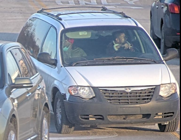 Y aunque la policía logró ponchar una de las llantas de la minivan, la minivan logró escapar fue vista por última vez en Hometown, según las autoridades.
<br>