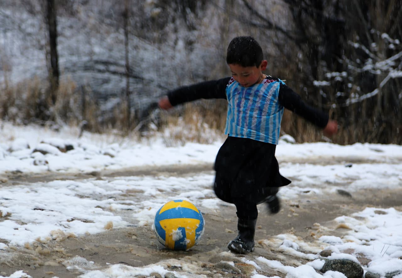 La imagen de un niño en Afganistán con una bolsa como si fuera la playera de Lionel Messi le dio la vuelta al mundo como muestra del fanatismo por el fútbol. Al verla, el argentino no dudó en regalarle una de verdad.