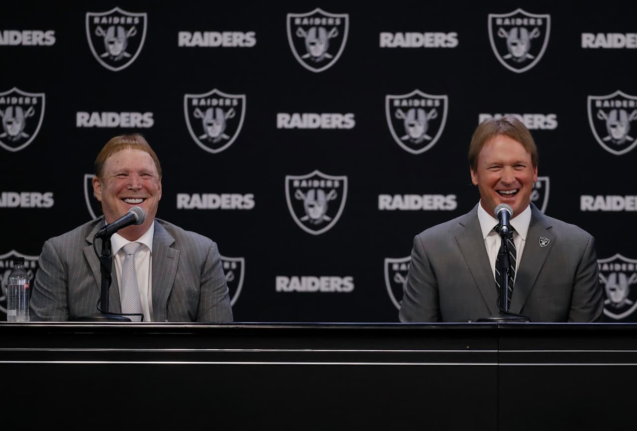 Jon Gruden durante su presenteación como nuevo head coach de los Oakland Raiders.