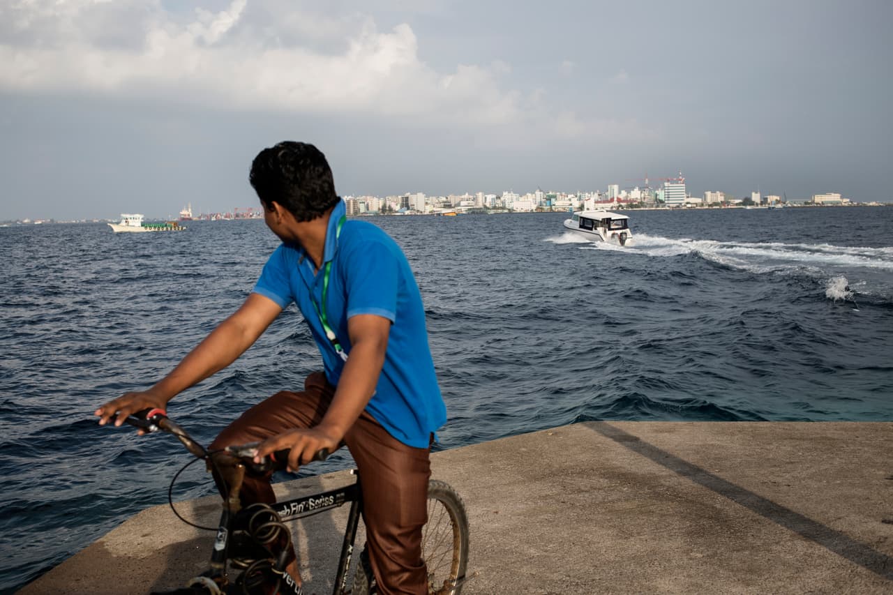 El nivel del mar en la zona de las Maldivas está aumentando unas cuatro veces más rápido que el promedio mundial. El Gobierno culpa a los países que emiten de forma irresponsable los gases de efecto invernadero, mientras sus habitantes tienen que vivir con el pensamiento de que en unas décadas el país podría dejar de existir. Se estima que antes de fin de siglo unos 300.000 isleños se verán obligados a abandonar sus hogares.