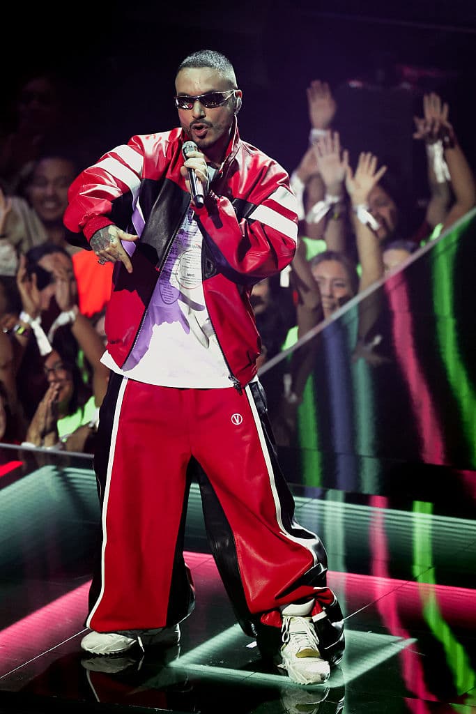 <b>J Balvin y Bad Bunny</b> forman parte del tema 'I Like It' de 
<b>Cardi B</b> y el 
<b>2 de febrero de 2020</b> 
<b><a href="https://www.univision.com/famosos/con-un-doble-twerking-jennifer-lopez-y-shakira-coronan-su-historico-show-en-el-super-bowl-liv-fotos" target="_blank">actuaron junto a Shakira y Jennifer López en el Super Bowl</a></b>. 
<br>En la historia 
<b>discográfica</b> del 'Conejo Malo', J Balvin está más presente, por ejemplo, que 
<b><a href="https://www.univision.com/shows/hoy/belinda-habla-de-la-experiencia-de-estar-con-bad-bunny-en-uno-de-sus-shows-video" target="_blank">Belinda</a></b> o que 
<b>René Pérez, 'Residente',</b> quienes sí asistieron a la residencia.