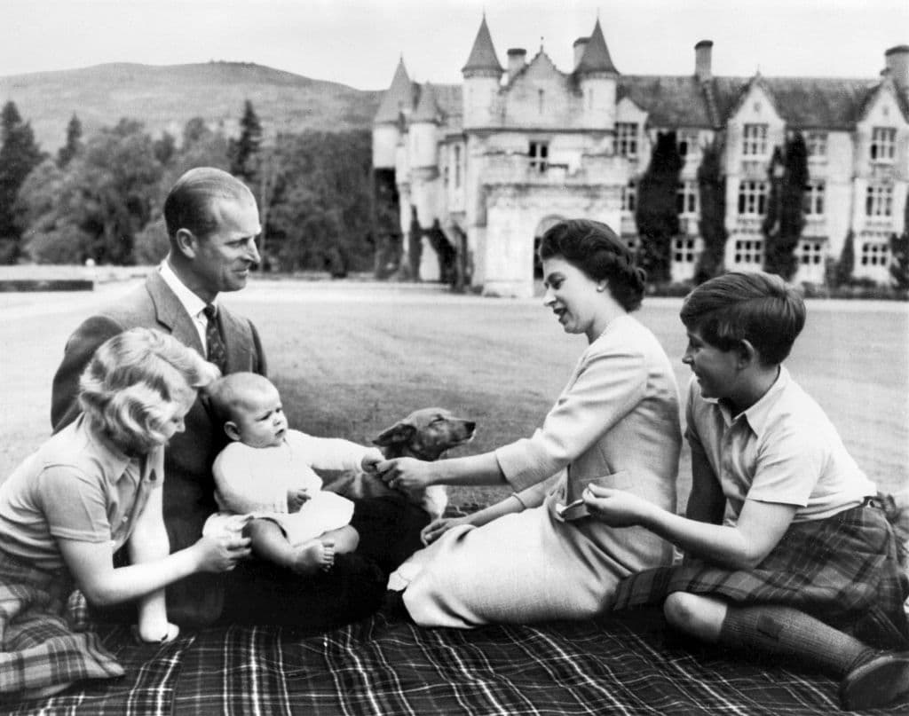 <b>Sus tres hijos.</b> El matrimonio real con el príncipe Carlos, la princesa Ana y el príncipe Andrés en el castillo de Balmoral en 1960.