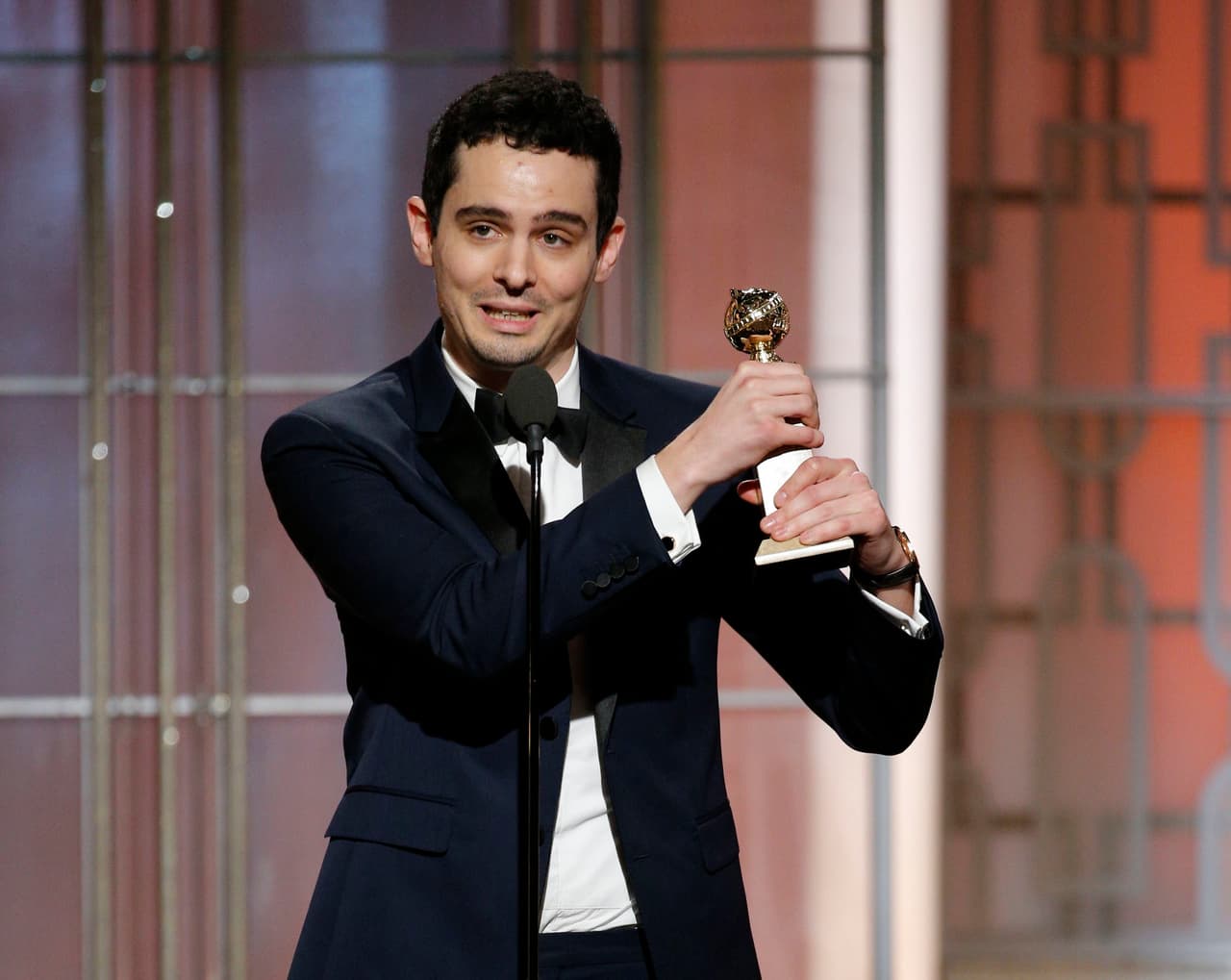 El director del musical La La Land, Damien Chazelle, gran triunfador de la noche, ganó el premio al mejor director y al mejor guión.