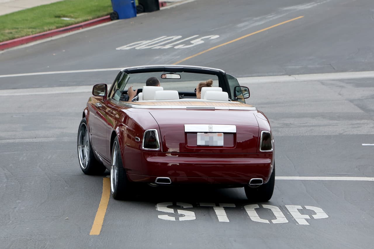 Jennifer López y Alex Rodríguez salieron de su sesión y abordaron este Rolls Royce descapotable, valorado en aproximadamente 400,000 dólares.