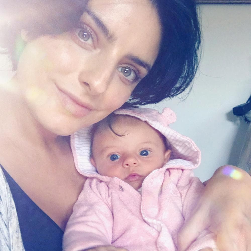 El fruto del amor que hay entre Aislinn y Mauricio nació el pasado 25 de febrero de 2018, una niña a quien bautizaron con un nombre de origen hawaiano, Kailani, que significa: mar y cielo.