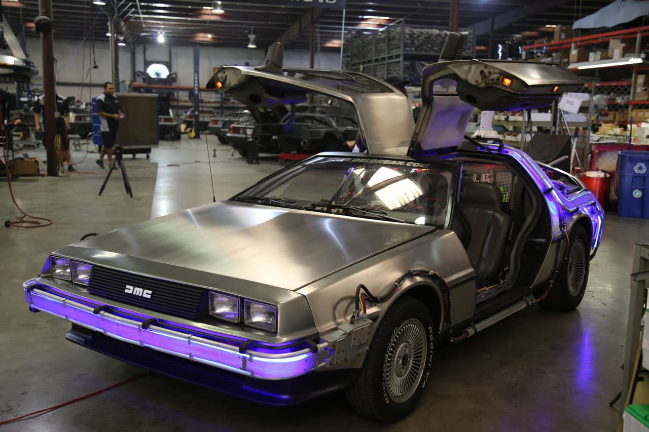 Una sucursal de la automotriz DeLorean Motor Company en Humble, Texas no sólo repara y restaura los icónicos coches, sino que creó una réplica del que se usó en la película "Volver al Futuro"