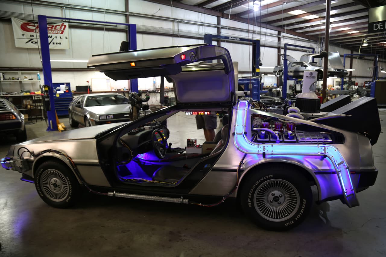 Una sucursal de la automotriz DeLorean Motor Company en Humble, Texas no sólo repara y restaura los icónicos coches, sino que creó una réplica del que se usó en la película "Volver al Futuro"