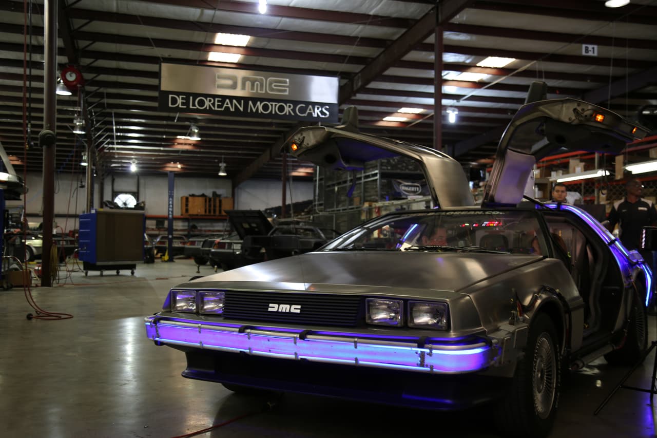 Una sucursal de la automotriz DeLorean Motor Company en Humble, Texas no sólo repara y restaura los icónicos coches, sino que creó una réplica del que se usó en la película "Volver al Futuro"