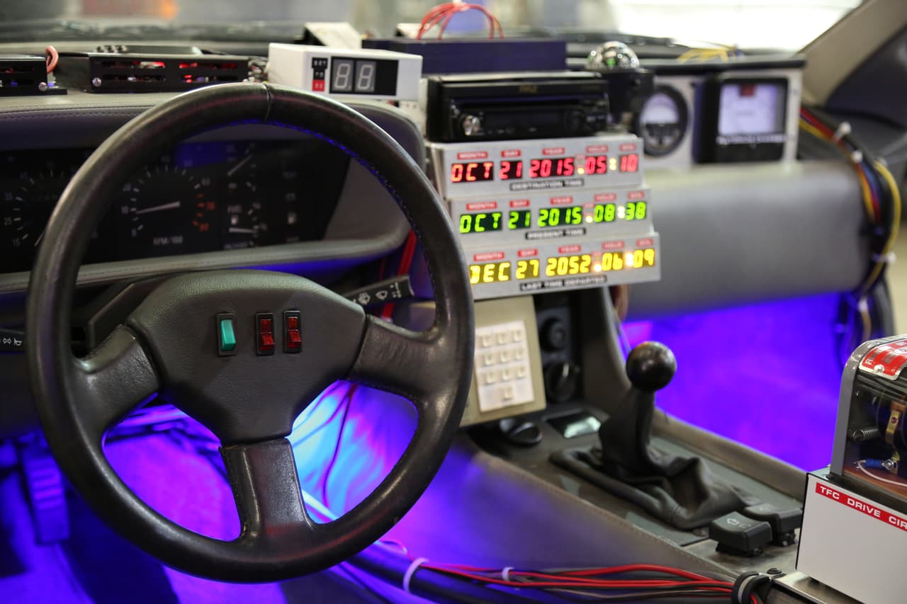 Una sucursal de la automotriz DeLorean Motor Company en Humble, Texas no sólo repara y restaura los icónicos coches, sino que creó una réplica del que se usó en la película "Volver al Futuro"