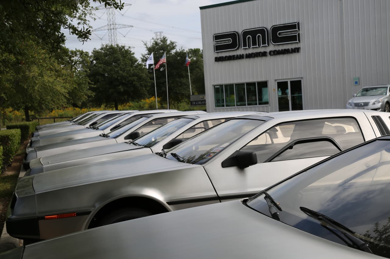 Una sucursal de la automotriz DeLorean Motor Company en Humble, Texas no sólo repara y restaura los icónicos coches, sino que creó una réplica del que se usó en la película "Volver al Futuro"