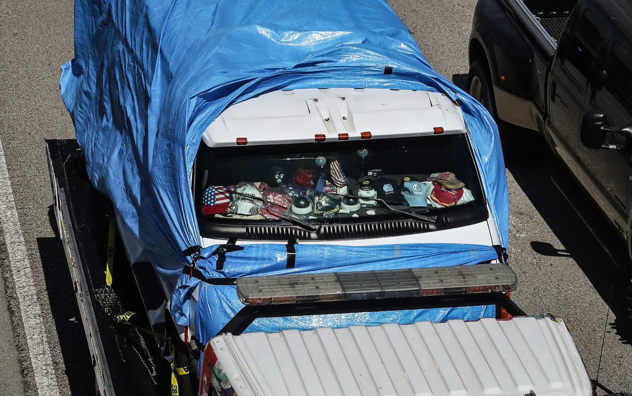 En la parte delantera de la camioneta del sospechoso varias gorras de béisbol, algunas con los colores de la bandera y al menos una con la frase “Make America Great Again”, slogan de la campaña electoral del presidente Donald Trump.