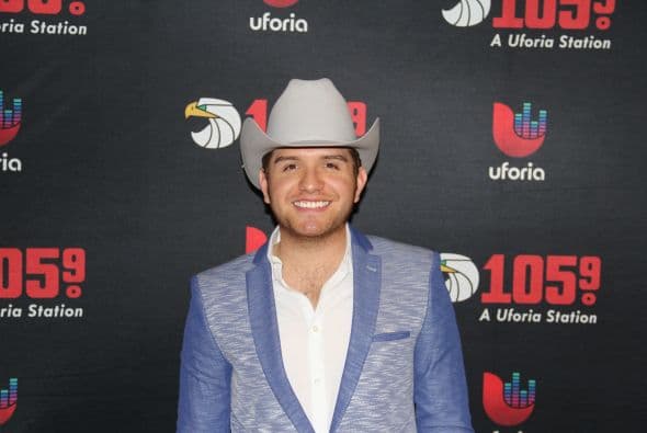 El Dasa no solo deleitó a sus fans con su voz y carisma, también compartió con ellos tomándose fotos antes del concierto. 