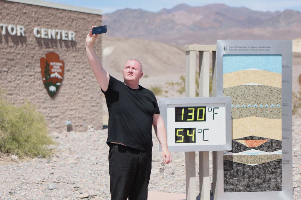 Vestido de negro, de arriba a abajo, el turista británico Scott Hughes se tomó la foto junto al termómetro del centro Furnace Creek, cuando marcaba 130 F, 54 C.
<br>