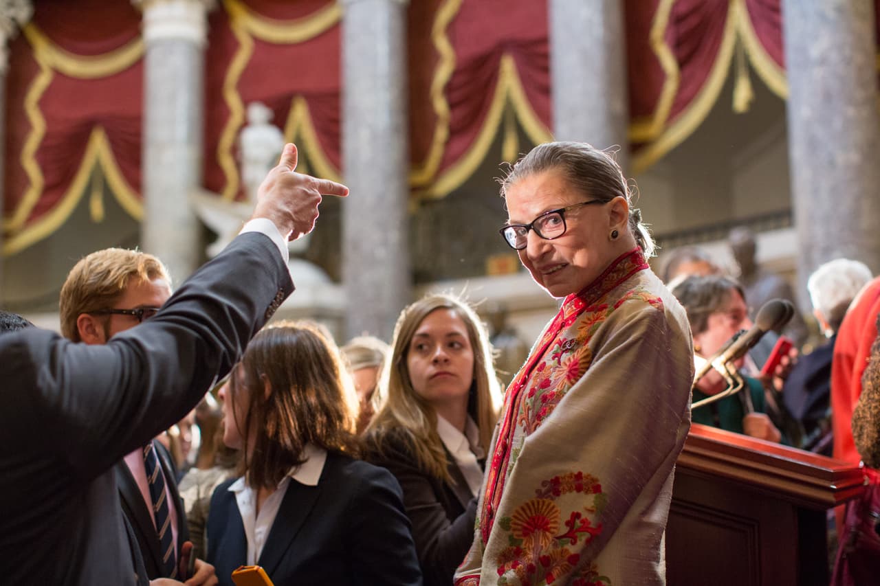 La segunda decisión histórica de 2015, aprobada con cinco votos a favor y cuatro en contra, legalizó el matrimonio igualitario en los 50 estados. Se considera que Ginsburg tuvo un papel clave en la decisión y había demostrado públicamente su apoyo. A ella le se unieron los jueces Anthony Kennedy, Stephen Breyer, Sonia Sotomayor y Elena Kagan. Esta fotografía de la magistrada fue tomada ese año.