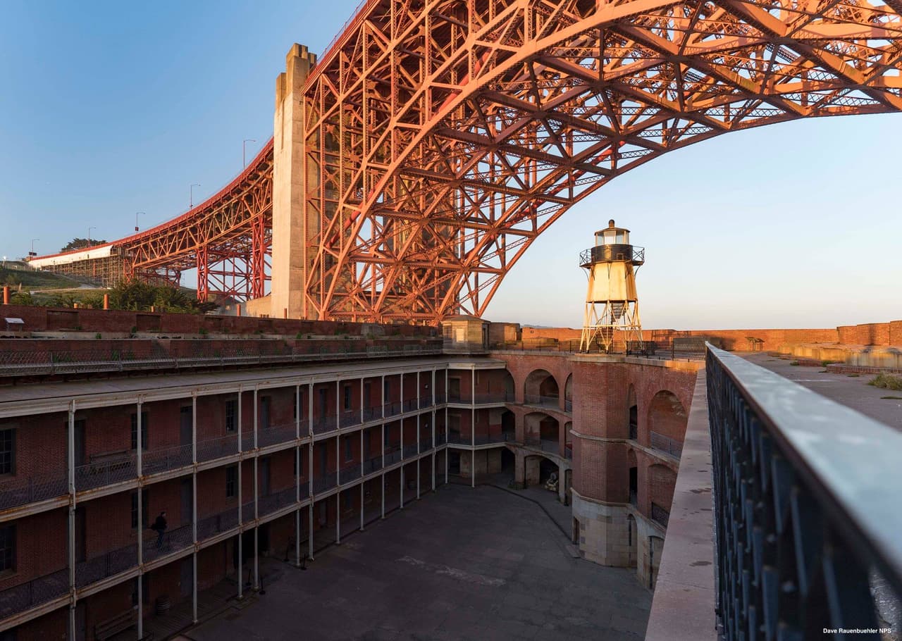 <b>Fort Point, </b>Presidio of San Francisco, CA
<br>Fort Point es uno de los fuertes que defendió la Bahía de San Francisco después de la fiebre de oro de California durante la Segunda Guerra Mundial. Cuando San Francisco fue ocupado por España, fue construida esta fortificación en P
<i>unta del Cantil Blanco</i>.Después México se independizó de España en 1821 y ganó el control del fuerte y lo renombró como “Punto del Castillo”.