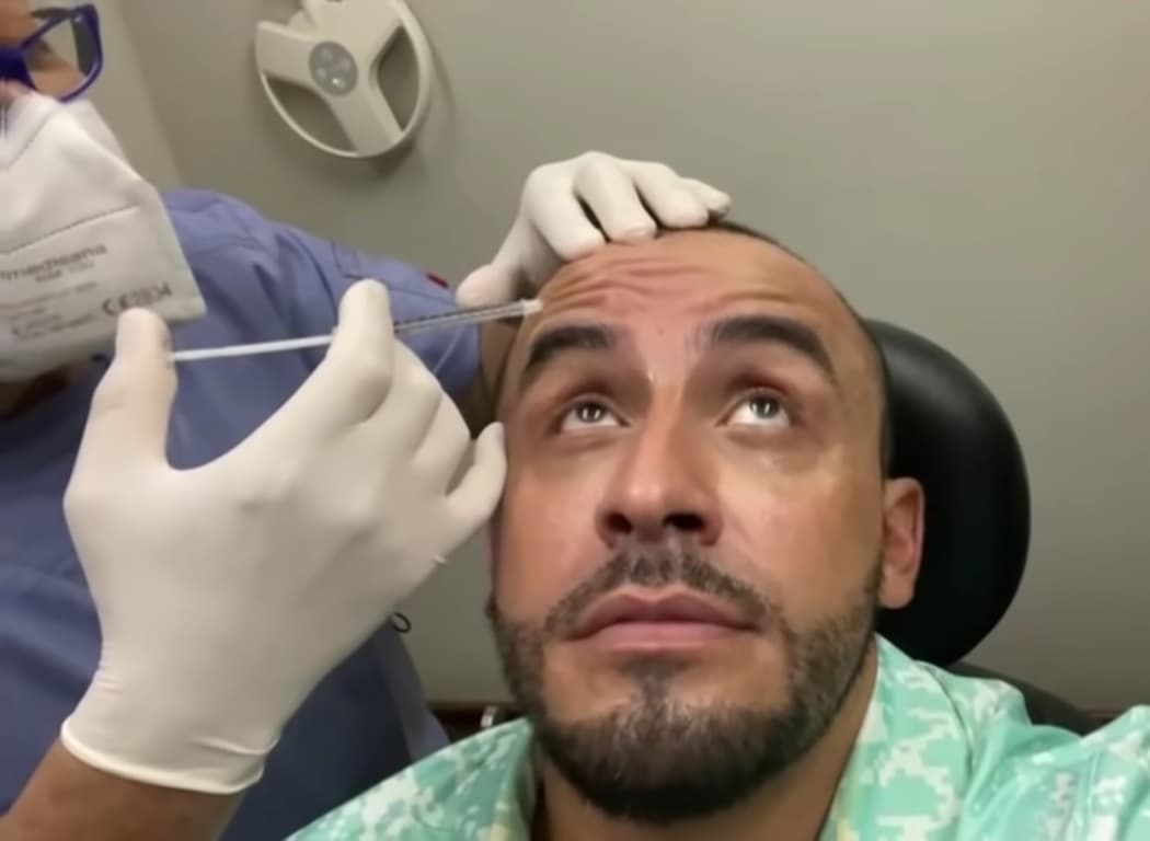 “Y así se inyecta uno bótox acá con mi tío Buenrostro en Tijuana. Queda uno nuevecito, lisito, lisito, brillosito”, dijo tras el procedimiento.
<br>